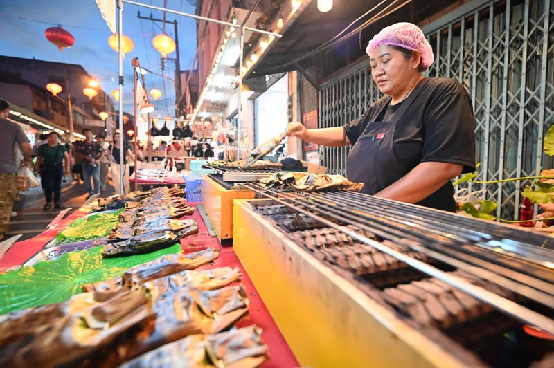 A stall at the Batu Ferringhi night market
